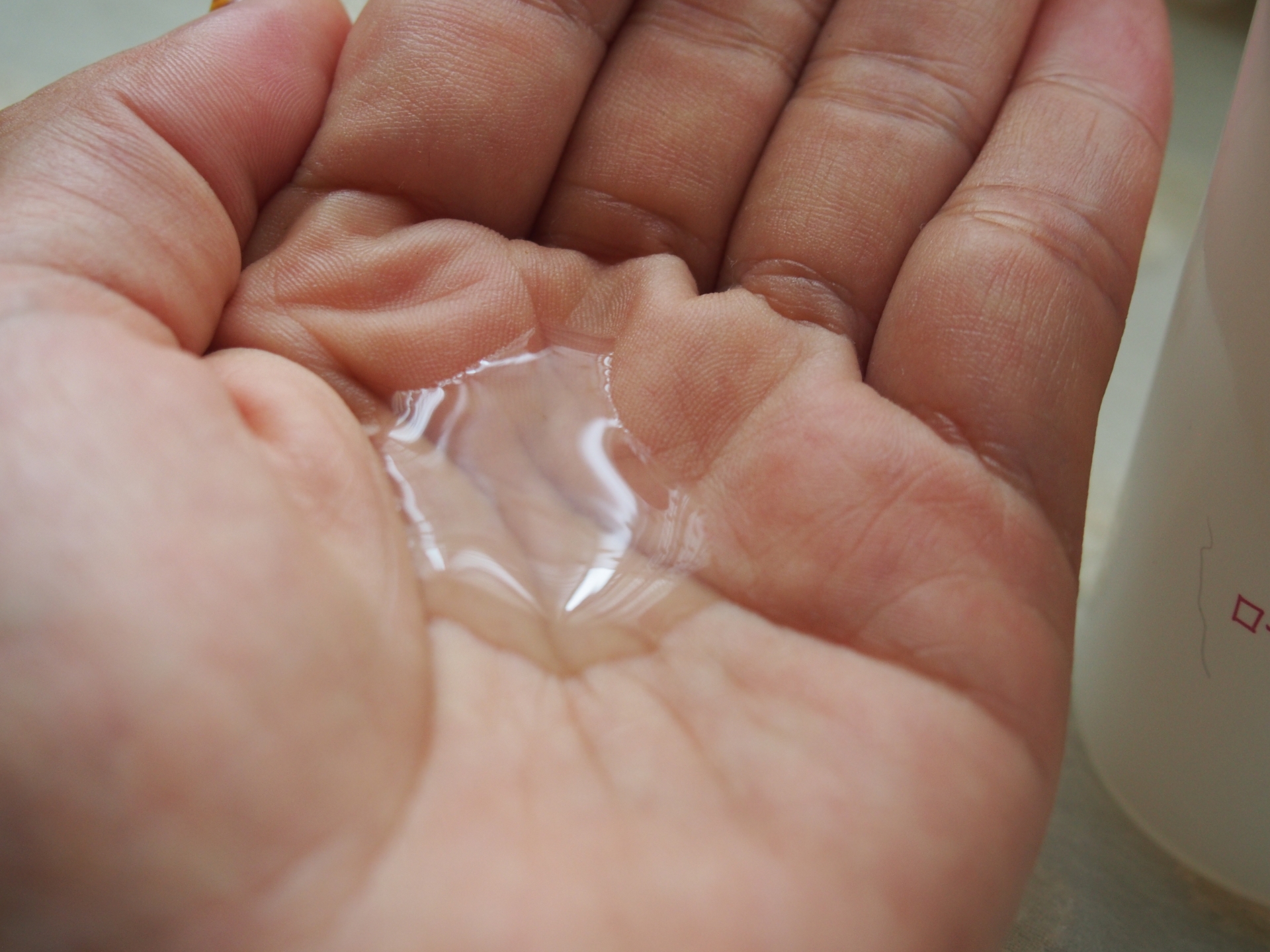 手のひらの化粧水